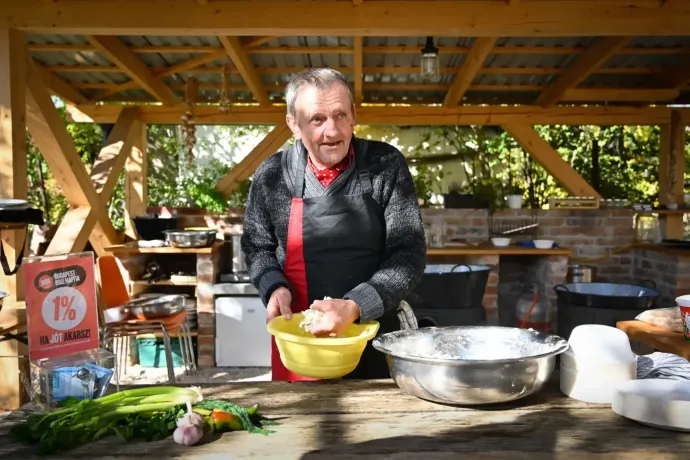 A tévében nézik a fine diningot, de rántott gombára vágynak