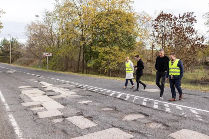 A város egyetlen független körzetén vezet át, a Fidesz ezért a végsőkig halogatta a győrszentiváni út felújítását