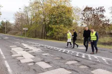 A város egyetlen független körzetén vezet át, a Fidesz ezért a végsőkig halogatta a győrszentiváni út felújítását