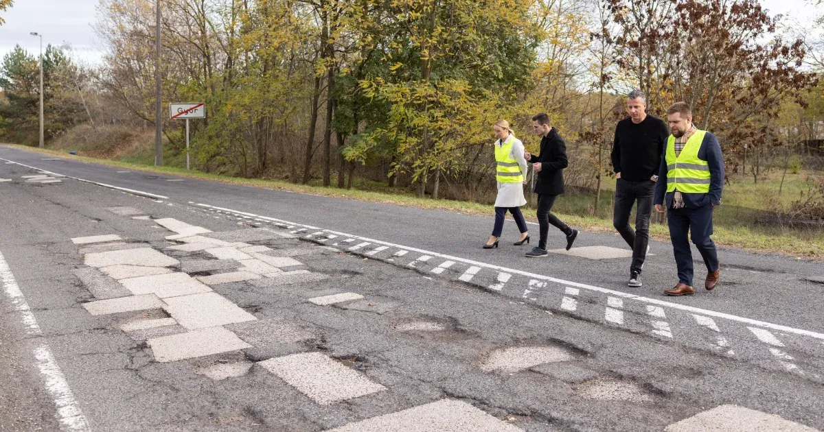 A város egyetlen független körzetén vezet át, a Fidesz ezért a végsőkig halogatta a győrszentiváni út felújítását