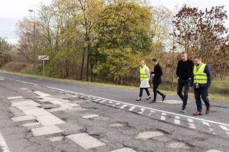 A város egyetlen független körzetén vezet át, a Fidesz ezért a végsőkig halogatta a győrszentiváni út felújítását