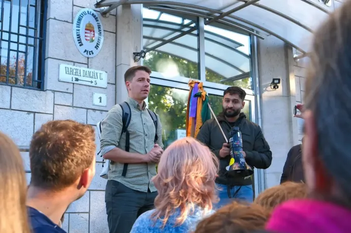 Szekeres Zsolt (Helsinki Bizottság) és Buzás-Hábel Géza a rendőrségi meghallgatás után 2025. október 28-án – Fotó: Gűth Ervin / Telex