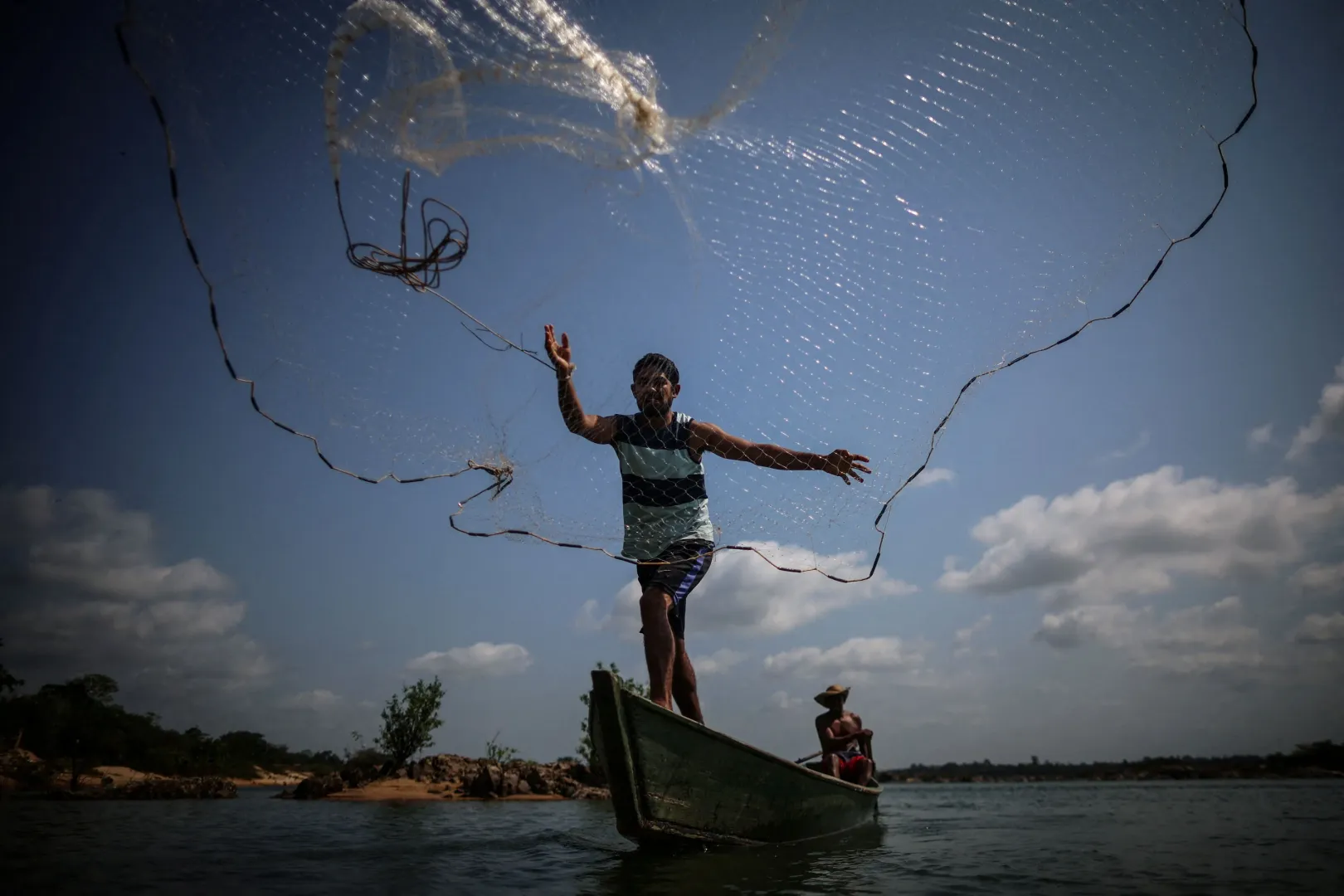 Welton de Franca, egy helyi halász vet hálót a Tocantins folyón a Pedral do Lourenço közelében – Fotó: Adriano Machado / Reuters
