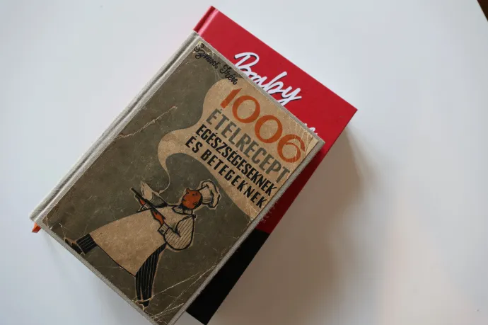 Novák Mária és Szmuk Irén szakácskönyvének egy-egy kiadása – Fotó: Gál László / Transtelex