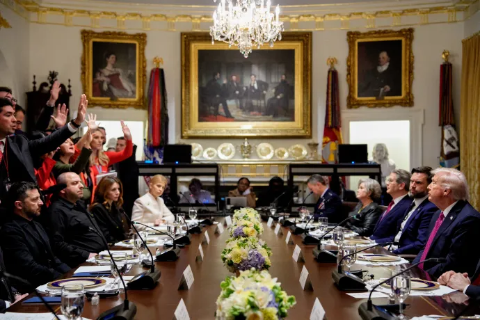Donald Trump sajtótájékoztatója Orbán Viktorral november 7-én és Volodimir Zelenszkijjel október 17-én – Fotó: Saul Loeb / AFP és Andrew Harnik / Getty Images / AFP
