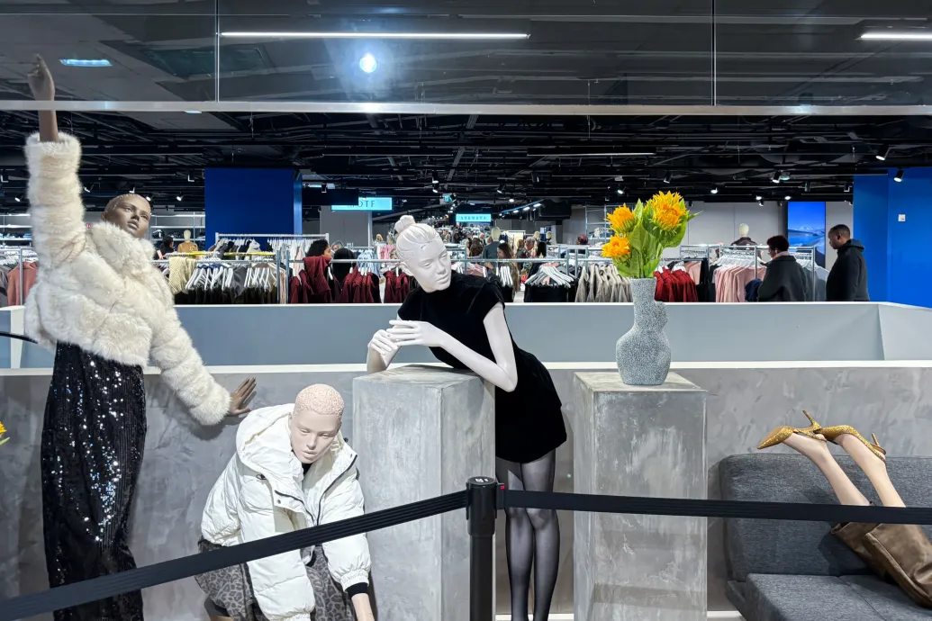 Gyerektestű szexbabák miatt kitört botrány és a honlap felfüggesztése árnyékolta be a Shein első fizikai üzletének megnyitóját Párizsban