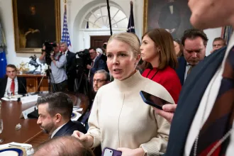 Orbán kölcsönkérte Trump sajtófőnökét, aki az elnök kérésére leteremtett egy kérdéssel provokáló újságírót