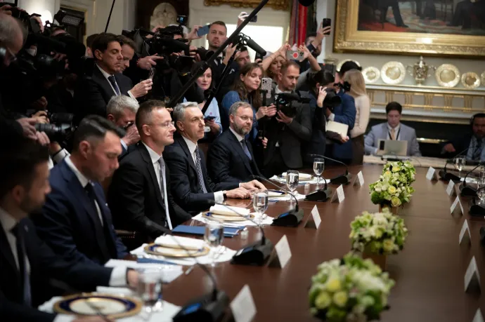 Kólát itattak, csirkés salátát etettek a magyar kormányküldöttséggel a Fehér Házban