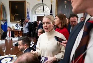 Hiába hívta Orbán Trump szóvivőjét, ő marad a Fehér Házban