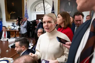 Hiába hívta Orbán Trump szóvivőjét, ő marad a Fehér Házban