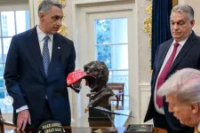 Aláírásért álltak sorba Trump előtt a magyar kormány tagjai