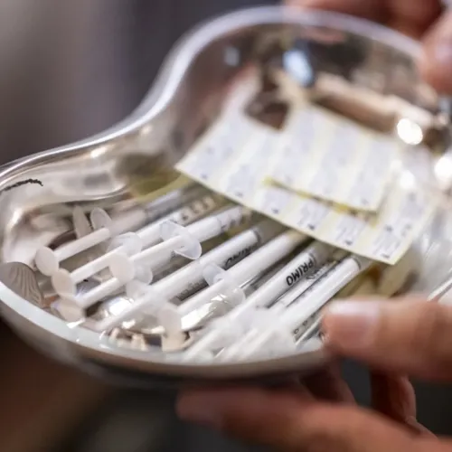 Fact-check: tényleg rákkeltők a Covid-vakcinák, ahogyan a közmédia híradója állítja?