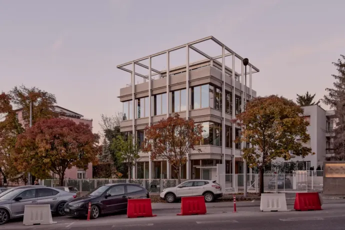 Rácshálós cégközpont és játszótérre hajazó stég nyerte a 2025-ös Média Építészeti Díját