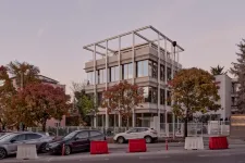 Rácshálós cégközpont és játszótérre hajazó stég nyerte a 2025-ös Média Építészeti Díját