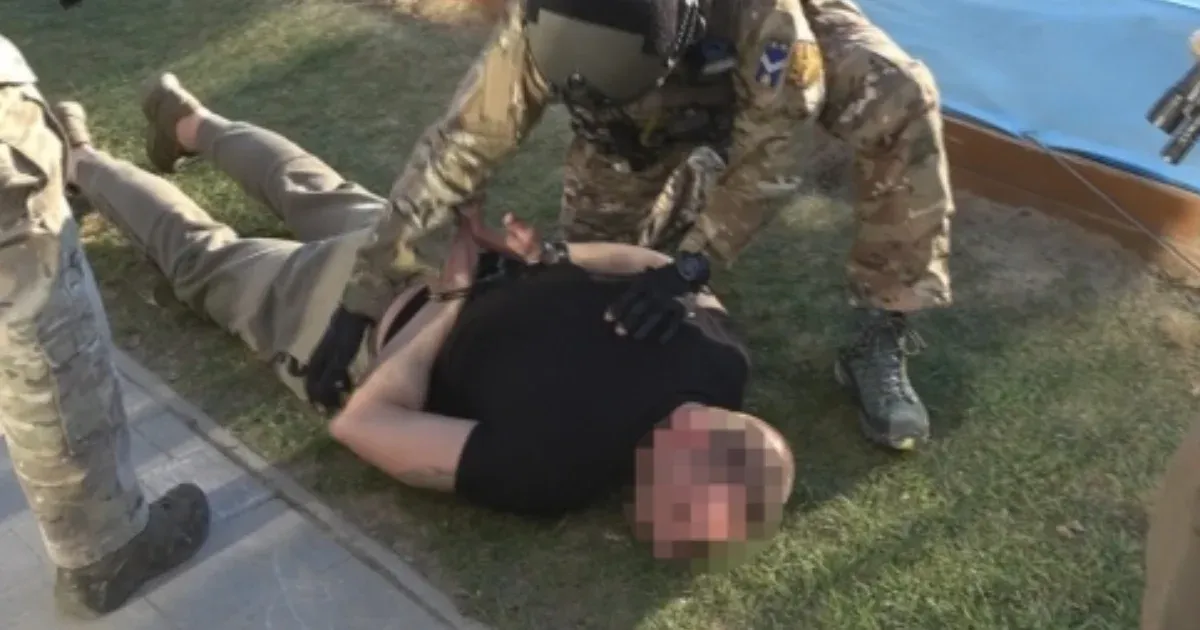 Szamurájkard és drog is volt a férfi kocsijában, aki késsel mászott be egy óvodába