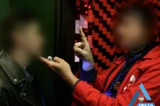 Pupillavizsgálat, vizeletminta – nagyszabású drograzziát tartottak a rendőrök egy budapesti klubban