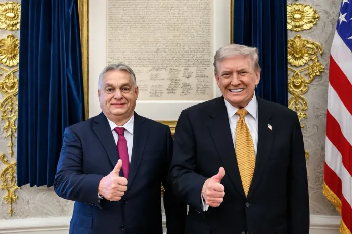 Egyedi porcelántálat vitt ajándékba Orbán Trumpnak