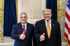 Egyedi porcelántálat vitt ajándékba Orbán Trumpnak