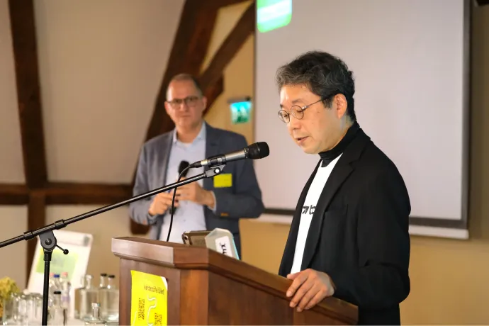 Hirokazu Tanaka és a háttérben Kovács Balázs (a bécsi) – Fotó: Gűth Ervin / Telex