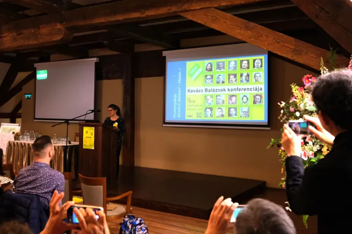 Kozma Judit a Kovácsok ÉS Balázsok közös halmazának nyelvtudományi hátteréről beszélt – Fotó: Gűth Ervin / Telex