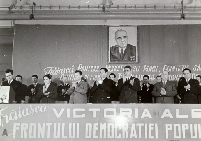 Ceausescu szónokol egy rendezvényen, a falon egyelőre Gheorghiu-Dej arcképe – Fotó: Fototeca IICMER