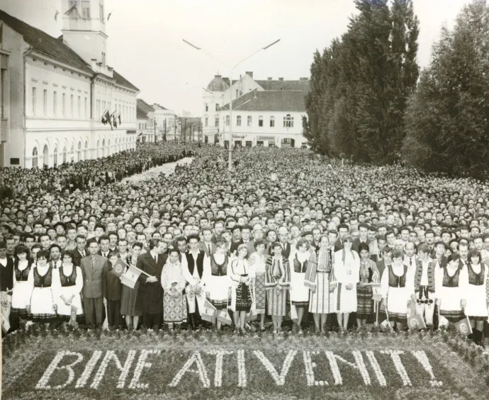 Sepsiszentgyörgyön köszöntik a pártfőtitkárt virágokból kirakott üdvözlettel – Fotó: Fototeca IICMER