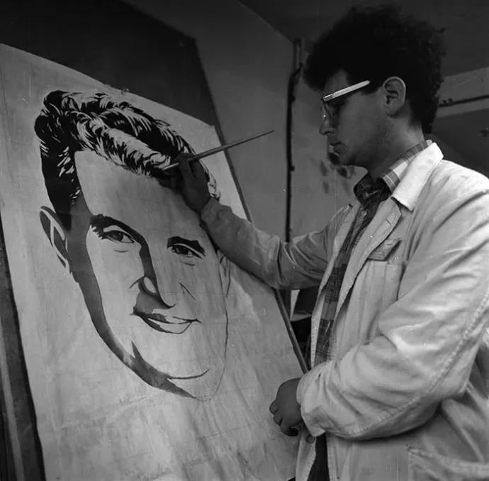 Ceausescu-arcképet fest egy fiatal művész. A diktátorról készült festmények, arcképek kötelező jellegűek voltak – Fotó: Minerva fotóarchívum
