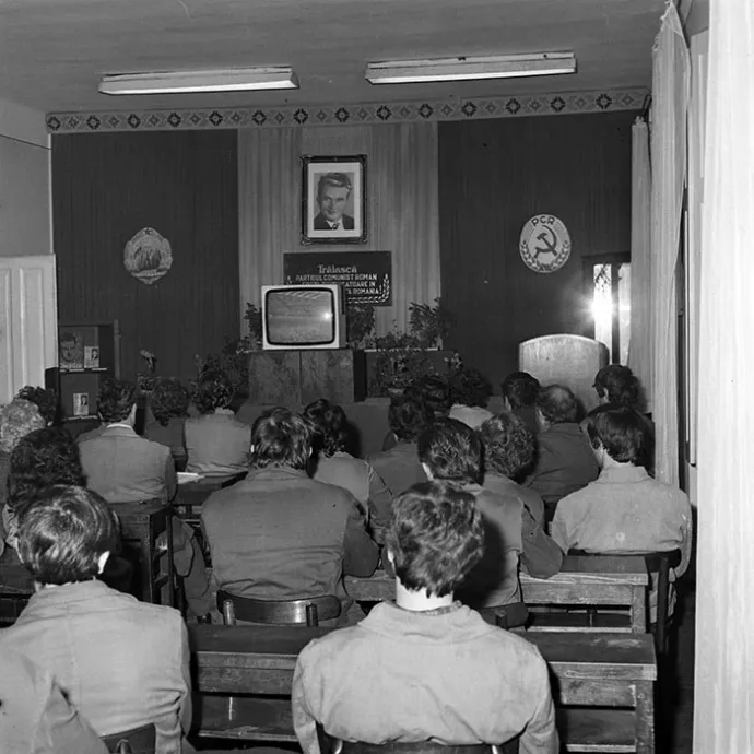 Kötelező volt megnézni a tévében is a diktátor beszédeit, arra az időszakra felfüggesztették a munkát – Fotó: Minerva fotóarchívum