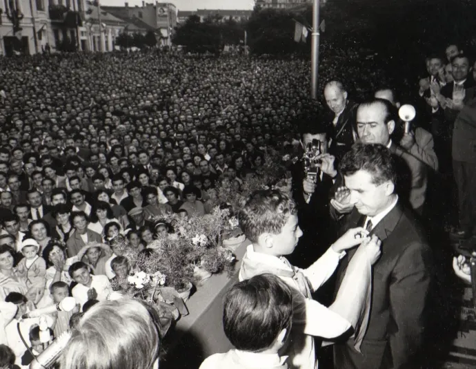 Marosvásárhelyi látogatás 1966, ahol a pionírok kitüntették a Bukarestből érkező vendéget – Fotó: Fototeca IICMER