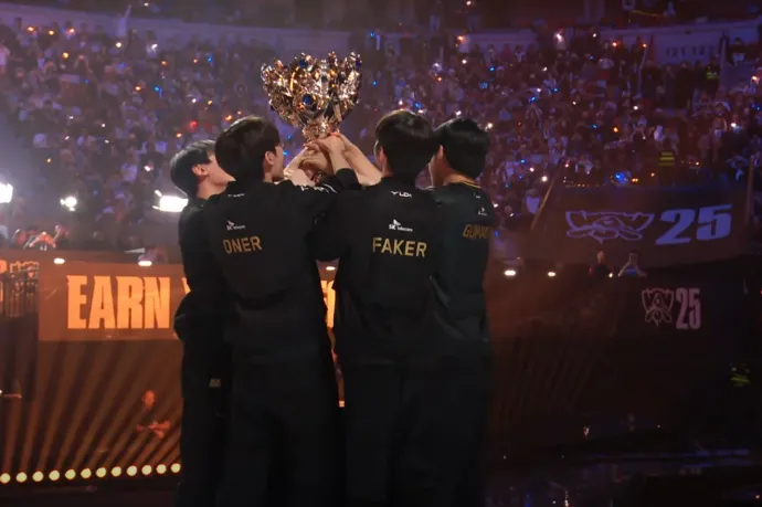 LoL-vb: Minden idők legjobbja hatodjára bajnok, a T1-nak összejött a történelmi triplázás