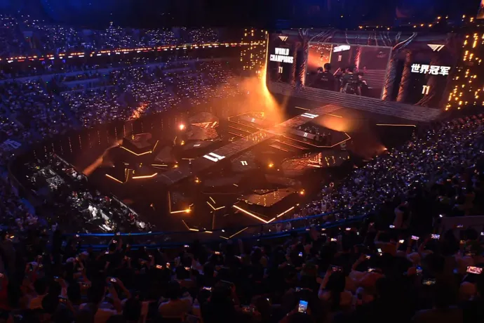 LoL-vb: Minden idők legjobbja hatodjára bajnok, a T1-nak összejött a történelmi triplázás