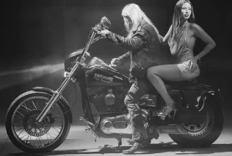 Ajsa Luna új klipjében reagált az Orbánig elérő himnuszéneklős botrányára