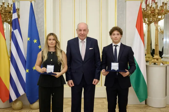 Kitüntették a magyar turistákat a tengerből kimentő görög és spanyol fiatalokat