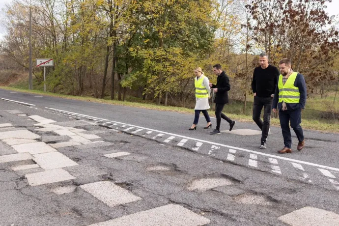A város egyetlen független körzetén vezet át, a Fidesz ezért a végsőkig halogatta a győrszentiváni út felújítását