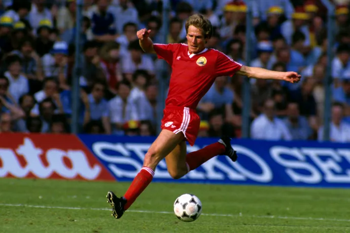 Bölöni László az 1984-es labdarúgó-Európa-bajnokságon román válogatottként az NSZK elleni meccsen június 17-én – Fotó: Peter Robinson / Empics / Getty Images