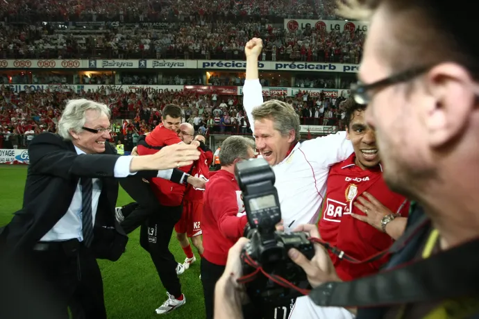 Bölöni László (középen) és a Standard de Liège tagjai ünnepelnek, miután a csapat legyőzte az RSC Anderlechtet 2009. május 24-én, és megnyerte a belga bajnokságot – Fotó: Yorick Jansens
