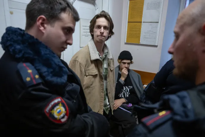 Vlagyiszlav Leontyev dobos és Alekszandr Orlov gitáros, a Stoptime zenekar tagjai a bíróságon Szentpéterváron 2025. október 16-án – Fotó: Andrei Bok / SOPA Images / LightRocket / Getty Images