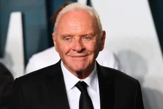 Hogyhogy még mindig élek?, kérdezi a memoárjában Anthony Hopkins