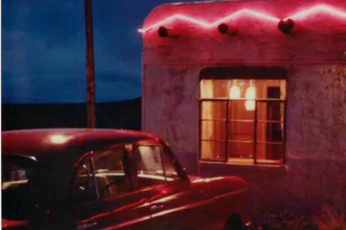 Olcsó szállodák, naplemente, neon