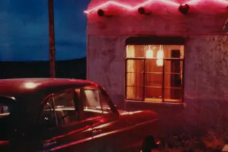 Olcsó szállodák, naplemente, neon