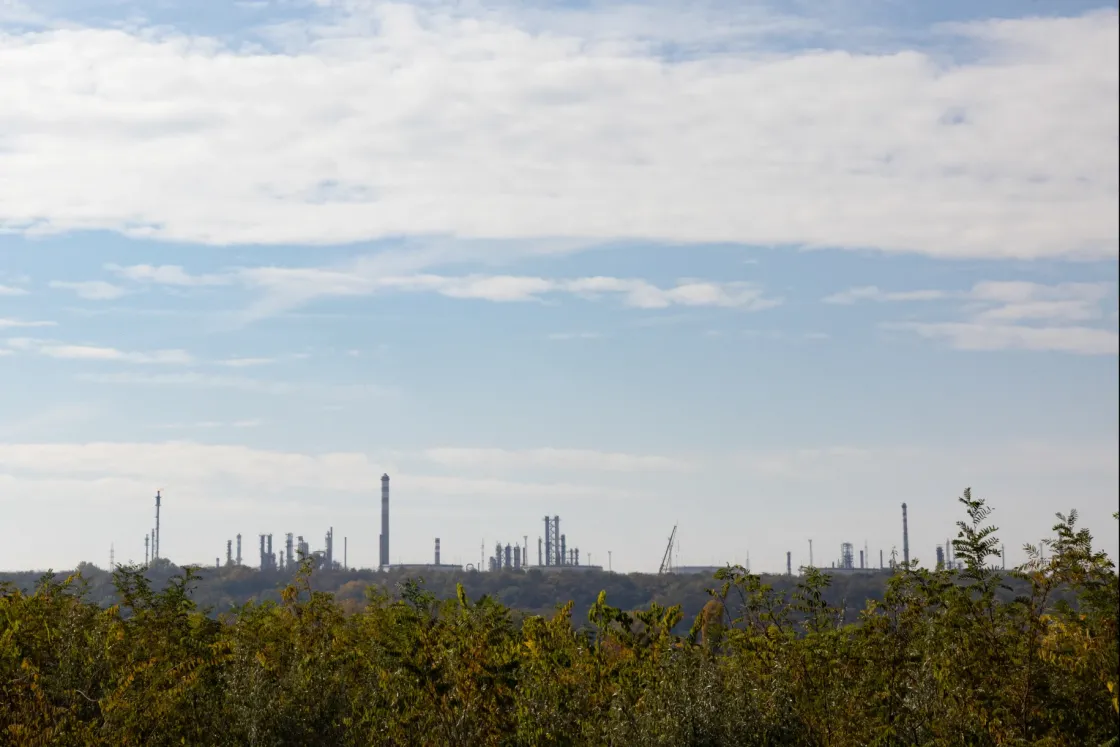 A környékbeliek félnek a battaszagtól, ami a Mol szerint nem is mindig tőlük jön, de azért küzdenek ellene