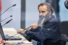 Golyóálló üvegkonténerbe zárva hallgatta a vádiratot a tavaly karácsonyi magdeburgi gázolásos merénylet vádlottja