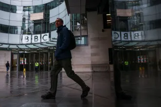 Így jutott el a durva BBC-botrány a vezetők lemondásáig