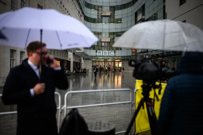 Így jutott el a durva BBC-botrány a vezetők lemondásáig