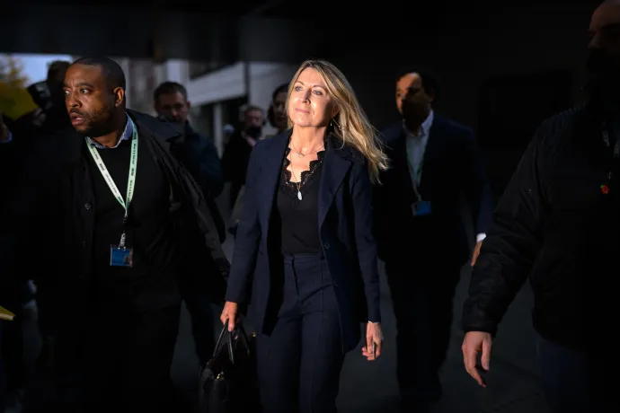 Deborah Turness, a BBC hírigazgatója 2025. november 10-én, a BBC londoni központja előtt – Fotó: Leon Neal / Getty Images