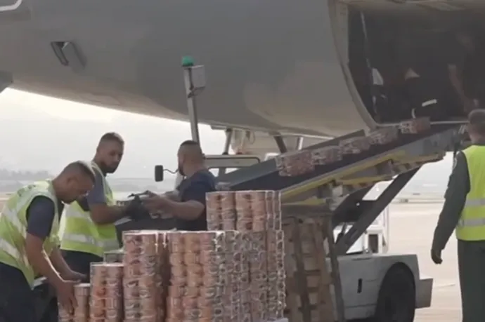 Békemisszió: hat raklapnyi konzervet küldött a magyar kormány a Libanoni Fegyveres Erőknek