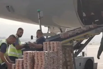 Békemisszió: hat raklapnyi konzervet küldött a magyar kormány a Libanoni Fegyveres Erőknek