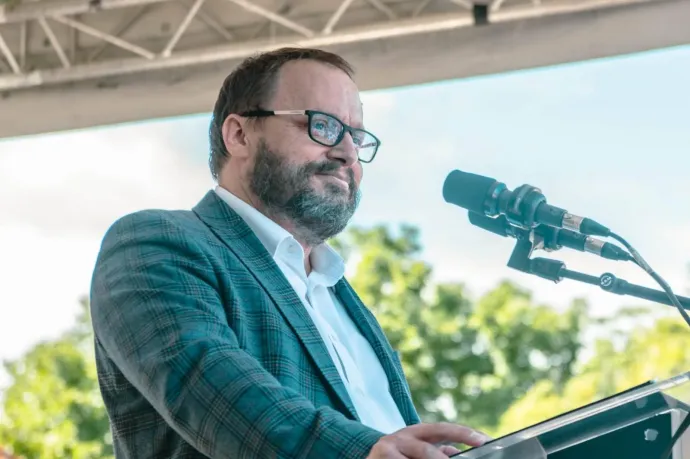 A Tisza gazdaságpolitikusa szerint az amerikai pénzügyi védőpajzs nem helyettesítheti a befagyasztott EU-s forrásokat