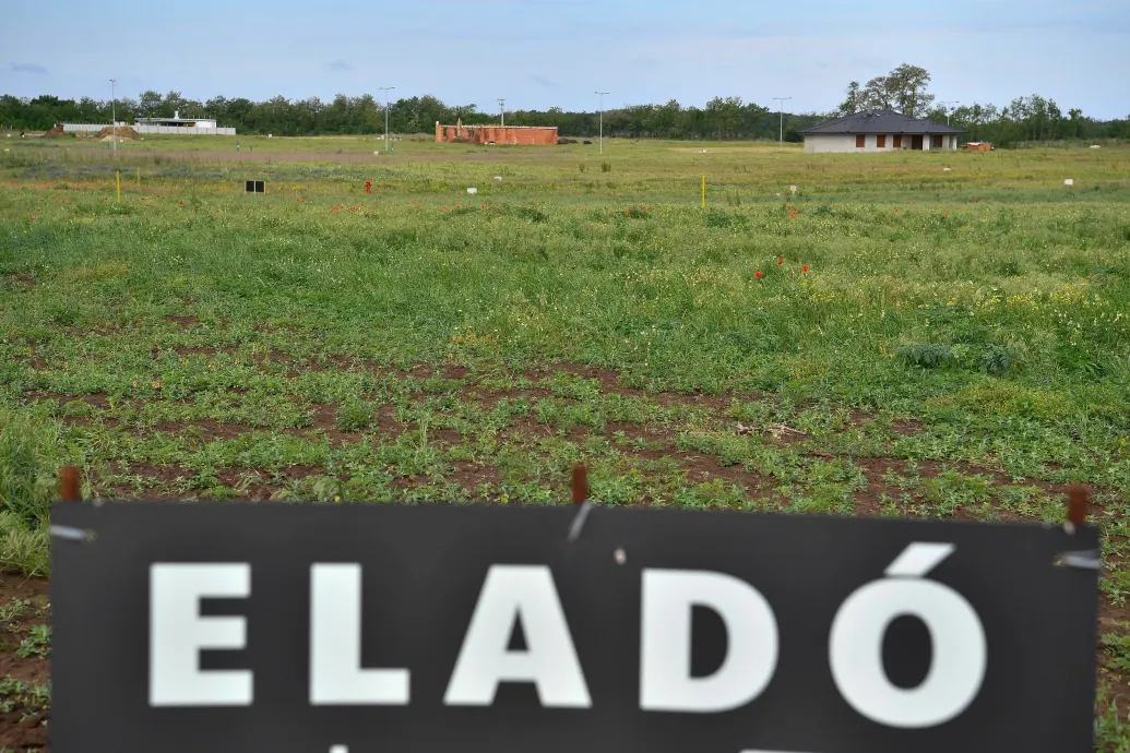 Tucatnyi ingatlant lopott el évtizedes trükkel egy lakásmaffia, a bélyegzővel buktak le