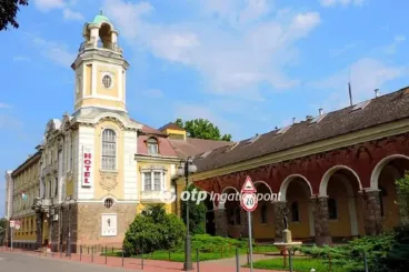 A Booking ebbe a lelakatolt szolnoki szállodába vezette a turistákat